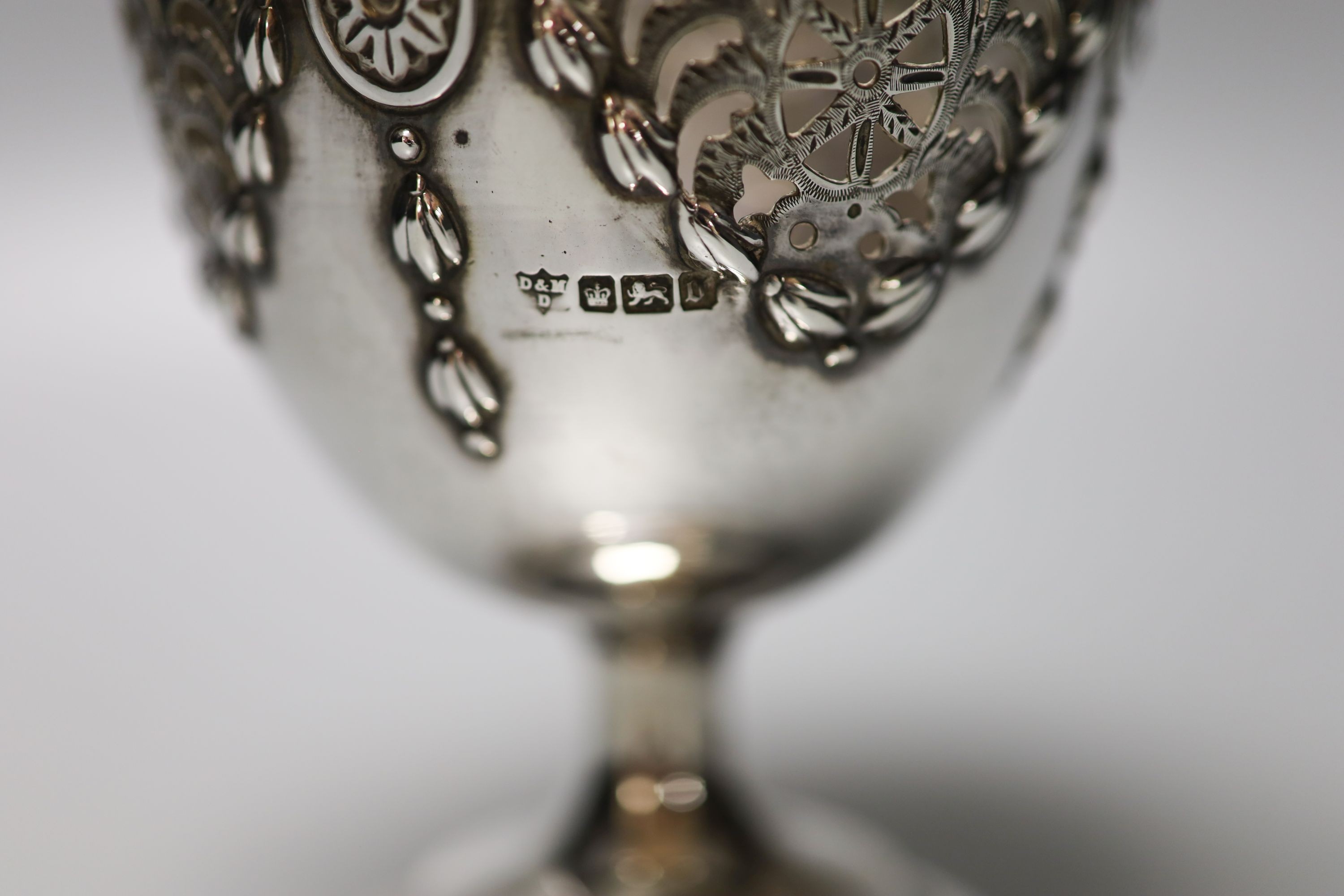 An Edwardian pieced silver pedestal sugar basket (lacking liner), D & M Davis, Sheffield, 1906, height 13cm, 7.5oz.